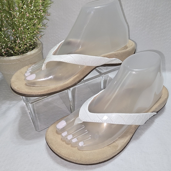 Vionic White Bella Sandals Fashion-Forward Thong Womens Size 7 - Picture 4 of 6